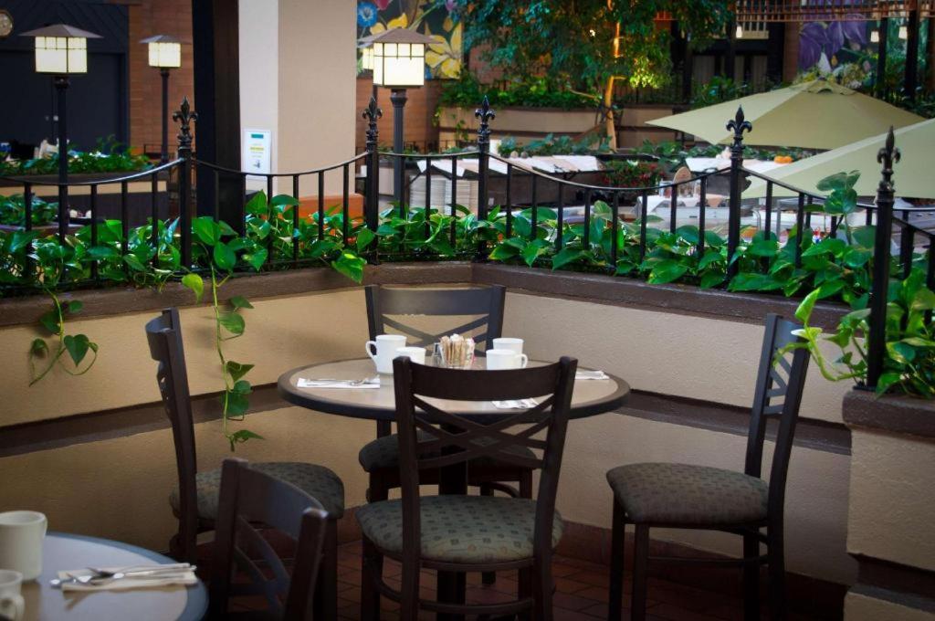 The Glenmore Inn & Convention Centre YYC Exterior photo