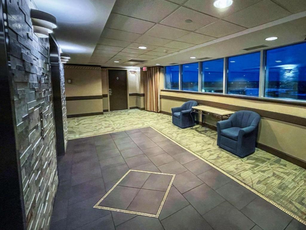 The Glenmore Inn & Convention Centre YYC Exterior photo