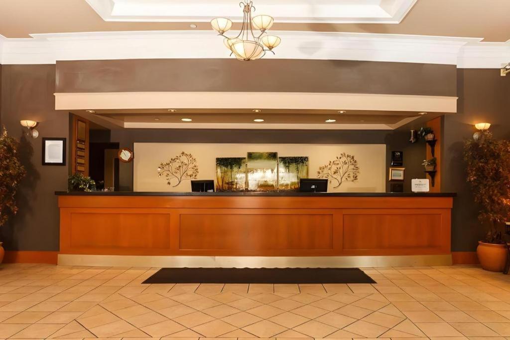 The Glenmore Inn & Convention Centre YYC Exterior photo