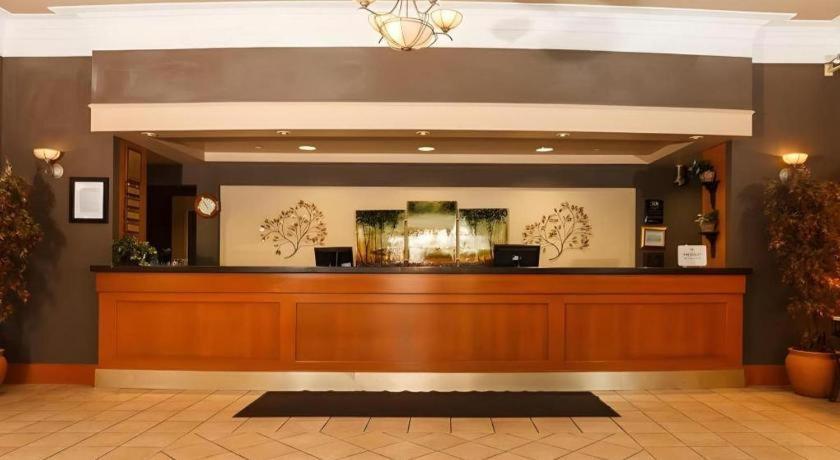 The Glenmore Inn & Convention Centre YYC Exterior photo